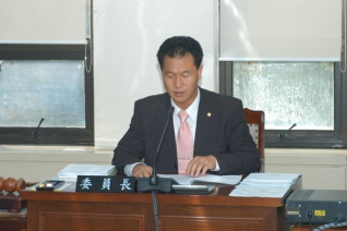 2007년 예산결산특별위원회 위원장으로서 회의 진행하는 모습 대표이미지
