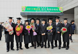 강웅원의원 대학졸업식 모습 대표이미지