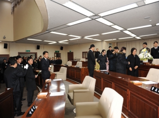 고 김기천의원 본회의장 노제 모습 대표이미지
