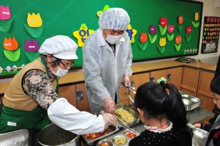 초등학교 무상급식 배식봉사(양원초등학교) 대표이미지