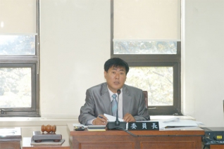예산결산특별위원회 위원장으로 선출되어 회의를 진행하는 모습 대표이미지