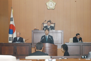 제170회 임시회 제2차본회의에서 목1동 808-10호 예식장 허가 관련 민원 대책건에 관하여 구정질문하는 모습 대표이미지