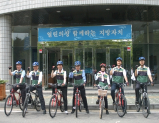  행정재경위원회 현장의정활동

 - 일  시 : 2009. 6.8(월) 10:00 ~ 12:00
 - 대  상 : 행정재경위원회 위원 및 구청 관계 공무원
 - 방문지 : 목5동주민센터, (舊)목6동주민센터 리모델링 현장,
            (舊)목동테니스장, 얀양천자전거도로 등
 - 목  적 : 주민들의 관심도가 높고 민생과 직결된 현장을 방문
            하여 발로 뛰는 의정활동을 펼쳐 구민의 복리증진
            대표이미지