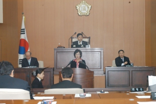 제170회 임시회 제2차본회의에서 양천구내 도서방 운영에 대해서 구정질문하는 모습 대표이미지