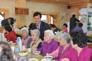 목4동 경로당 어르신 무료 점심식사(착한낙지) 대표이미지
