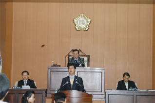 제179회 양천구의회 제2차 정례회의에서 방학중 아동급식대상자 선정의 미미점에 대한 문제점 및 방범용 CCTV 운영실태에 대해 구정질문하는 모습 대표이미지
