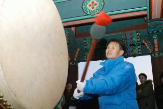 2009년 기축년 용왕산 해맞이 행사에서 새해를 시작하는 이성국 의장의 타고 대표이미지