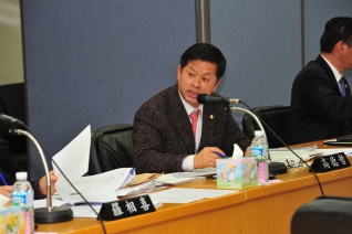 행정사무감사 질의 모습 대표이미지