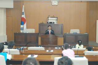 관내 초등학교 학생 의회견학중 의회운영위원장으로써 의회에서
하는 일을 성명하는 모습 대표이미지
