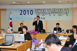 복지건설위원회 행정사무감사 선서모습 대표이미지