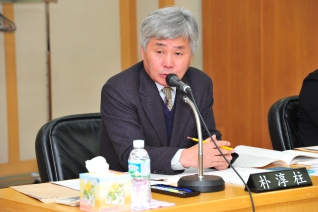 행정사무감사 질의 모습 대표이미지