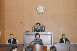 제179회 양천구의회 제2차 정례회의에서 민간어린이집 보육서비스 향상을 위한 향후 구청의 지원 방향에 대해 구정질문하는 모습 대표이미지