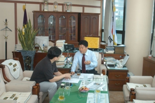 양천구 노인복지 지원정책과 관련하여 서울신문과 인터뷰 하는 모습 대표이미지