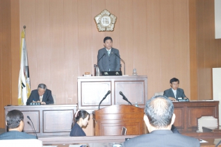 제156회 임시회
(2006. 7. 12)에
서 의장에 선출된
후 인사말을 하는 
장면 대표이미지