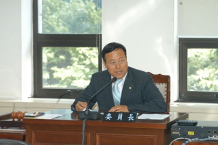 행정사무조사 특별위원회 위원장으로 선출되어 회의를 진행하는 모습 대표이미지
