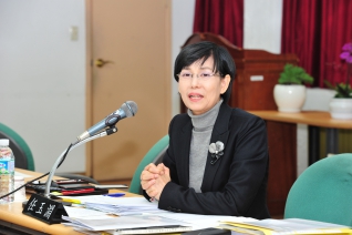 행정사무감사 질의 모습 대표이미지