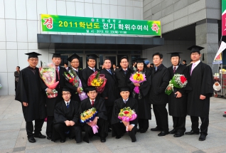 강웅원의원 대학졸업식 모습 대표이미지