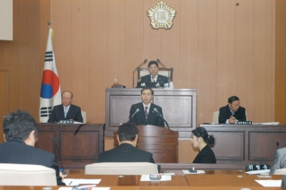제170회 임시회 2차본회의에서 신정4.5동 통폐합에 따른 문제점에 관하여 구정질문하는 모습 대표이미지