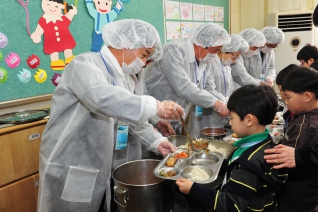 초등학교 무상급식 배식봉사(강신초등학교) 대표이미지