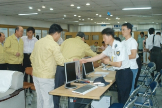 2007년 을지연습중 구청지하상황실 관계자 격려 2-2 대표이미지