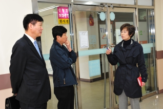 임옥연부의장 신정7동 양천아파트 현장민원실 방문 대표이미지