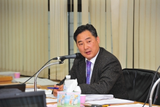 행정사무감사 질의 모습 대표이미지
