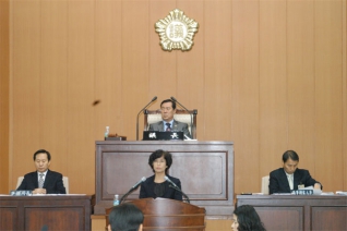 제179회 양천구의회 제2차 정례회의에서 쓰레기(음식물,재활용품,소각용대형폐기물,폐형광등,의류,건전지 등)배출방법에 대해서 구정질문하는 모습 대표이미지