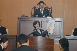 제170회 임시회 제2차본회의에서 신정7동 201-2호(세양청마루)
현주상복합건축 진출입구에 대한 구정질문하는 모습 대표이미지