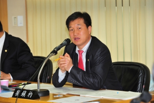 행정사무감사 질의 모습 대표이미지