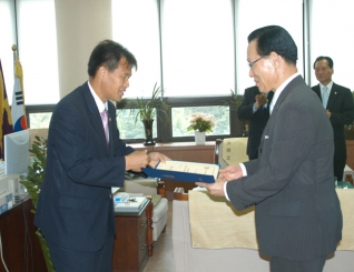 ○ 2008회계년도 세입.세출 결산검사 의원교육

  -  지방자치소장 서 우 선 박사 위촉장 수여 대표이미지