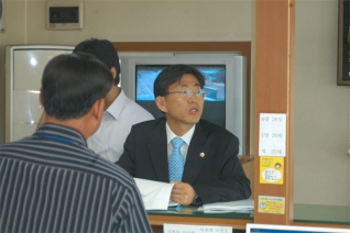 
시설관리공단 목동차량견인보관소주차장 현장조사 특위활동을 하고 있는 모습 
 대표이미지
