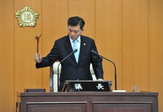 이강길의원 의장선거 진행모습2 대표이미지