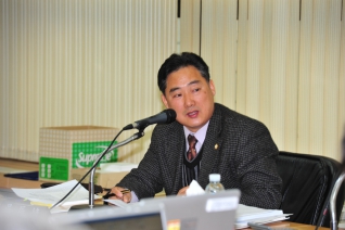 행정사무감사 질의 모습 대표이미지