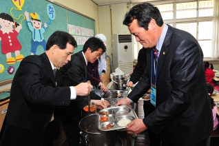 초등학교 무상급식 배식봉사(강신초등학교) 대표이미지