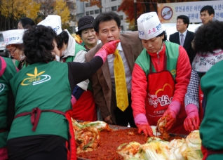 양천구의회 이성국의장 김치담그기 자원봉사 축제 참석 대표이미지