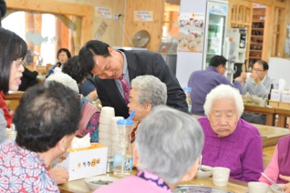 목4동 경로당 어르신 무료 점심식사(착한낙지) 대표이미지